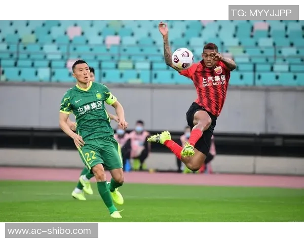 错失良机!盖伊绝佳机会打门被封堵随后米内罗疑似受伤被换下